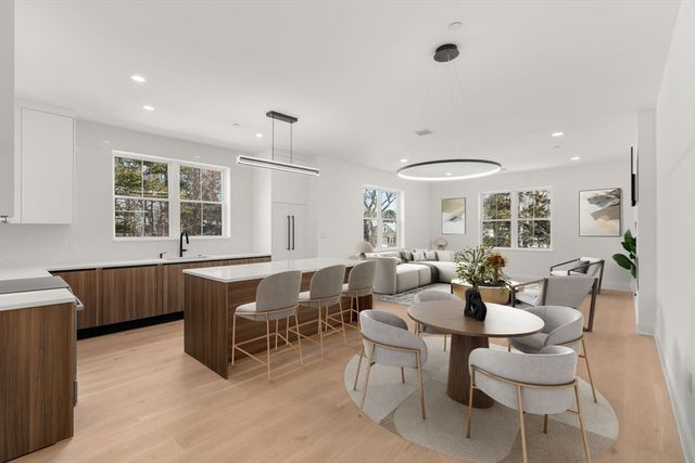 16 Stearns Rd 106, Wellesley, MA 02482