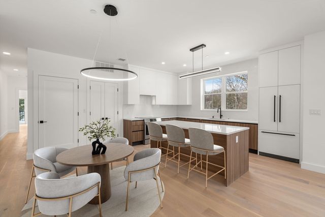 16 Stearns Rd 106, Wellesley, MA 02482