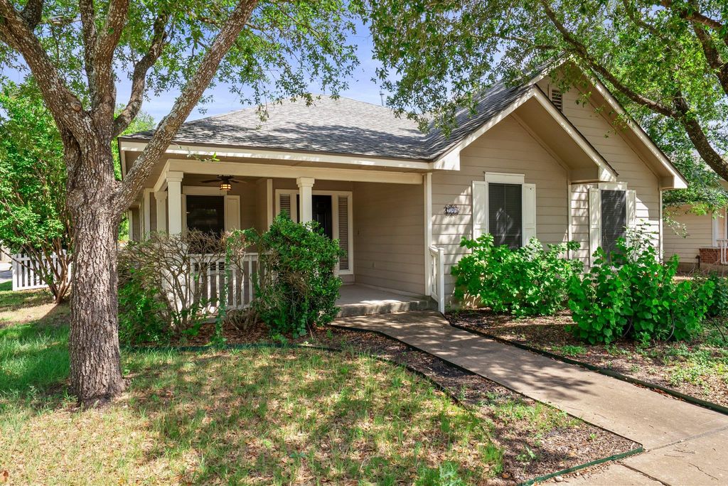 298 Hogan, Kyle, TX 78640