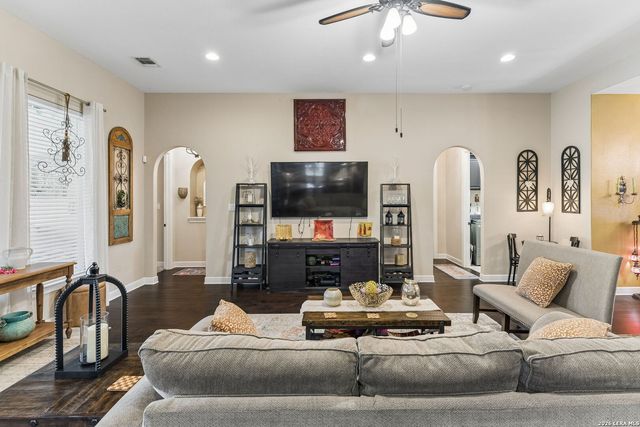 123 CATTLE DR, Castroville, TX 78009