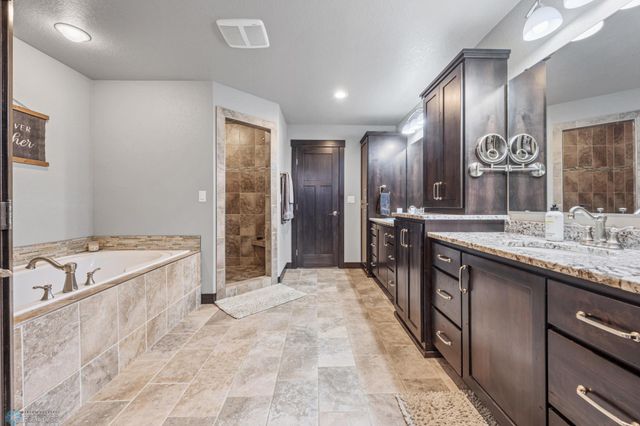 120 Lindsey Court, Mapleton, ND 58059