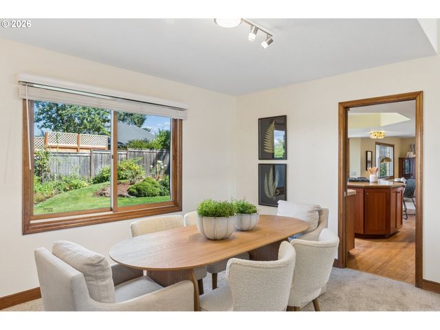 2107 CLUB HOUSE Dr, West Linn, OR 97068