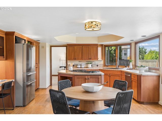 2107 CLUB HOUSE Dr, West Linn, OR 97068