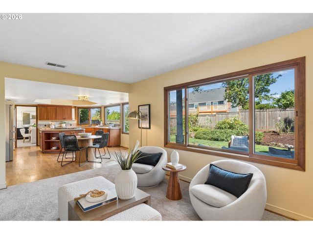 2107 CLUB HOUSE Dr, West Linn, OR 97068