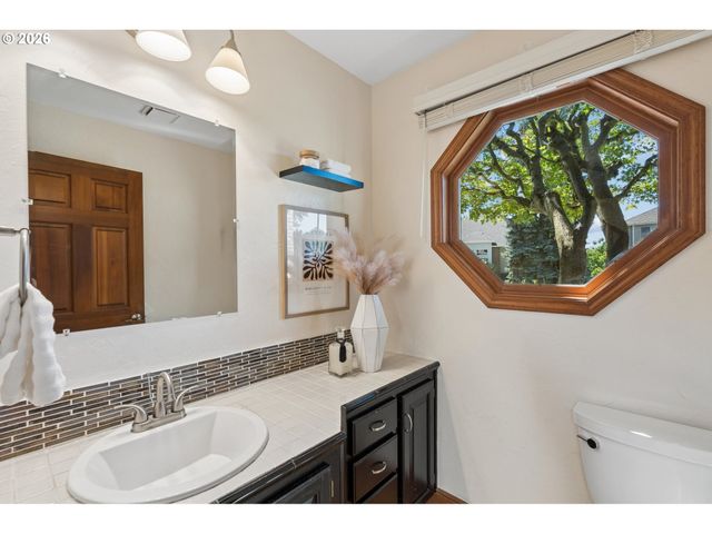 2107 CLUB HOUSE Dr, West Linn, OR 97068
