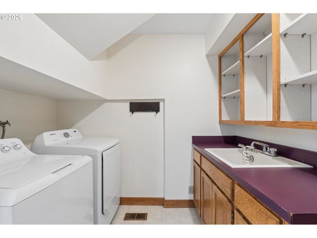 2107 CLUB HOUSE Dr, West Linn, OR 97068