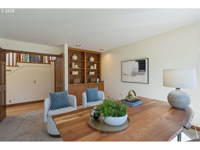 2107 CLUB HOUSE Dr, West Linn, OR 97068