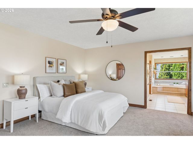 2107 CLUB HOUSE Dr, West Linn, OR 97068