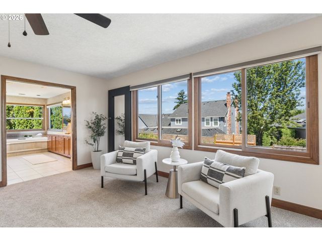 2107 CLUB HOUSE Dr, West Linn, OR 97068