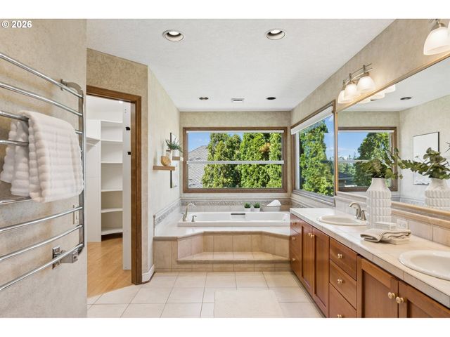 2107 CLUB HOUSE Dr, West Linn, OR 97068