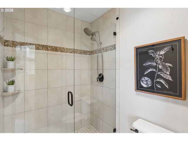 2107 CLUB HOUSE Dr, West Linn, OR 97068