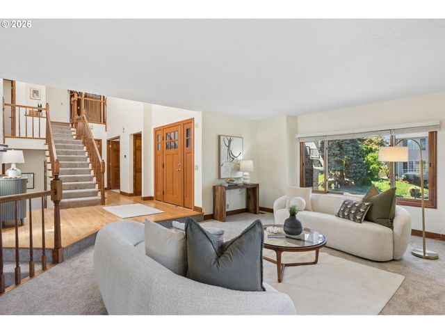 2107 CLUB HOUSE Dr, West Linn, OR 97068