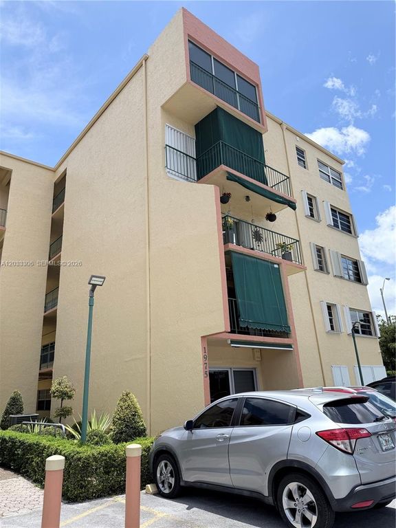 1975 W 44th Pl 401, Hialeah, FL 33012
