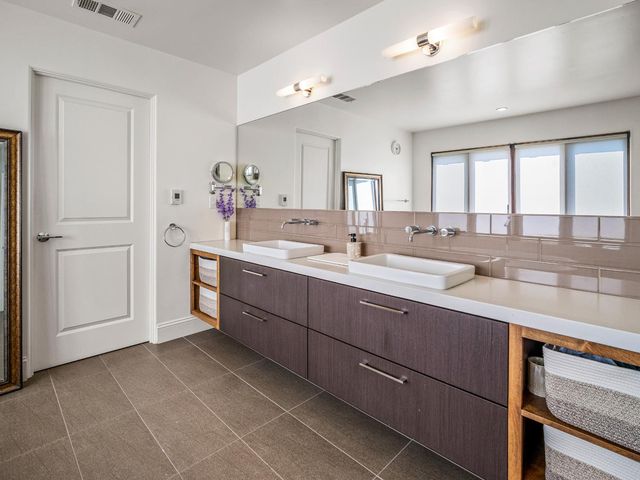 1425 37th St, Sacramento, CA 95816