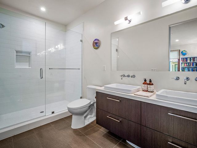 1425 37th St, Sacramento, CA 95816