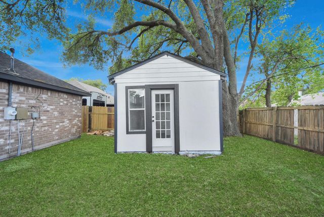 1114 N Nottingham Drive, League City, TX 77573