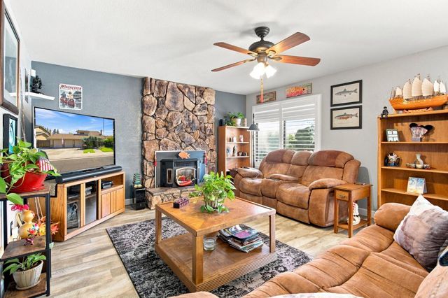 6730 Lynch Ave, Riverbank, CA 95367
