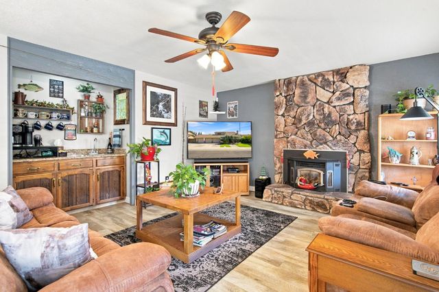 6730 Lynch Ave, Riverbank, CA 95367