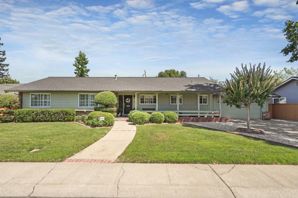 15 W Robinhood Dr, Stockton, CA 95207