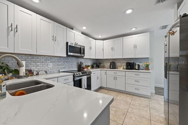 1672 WATERMARK CIRCLE NE, St Petersburg, FL 33702