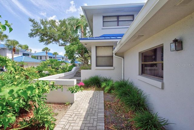 1672 WATERMARK CIRCLE NE, St Petersburg, FL 33702