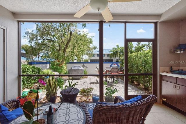1672 WATERMARK CIRCLE NE, St Petersburg, FL 33702