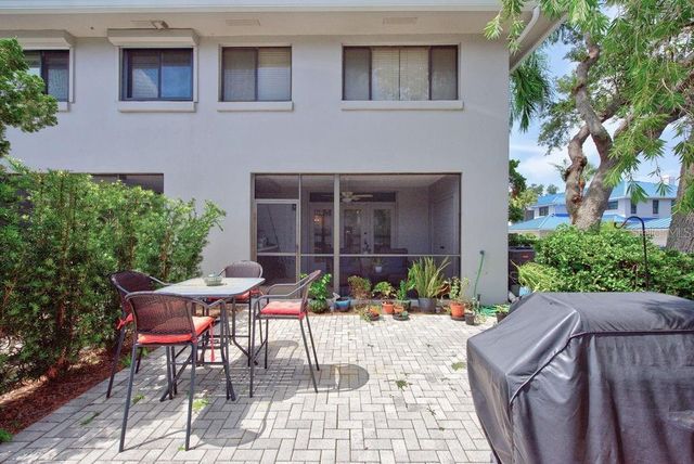 1672 WATERMARK CIRCLE NE, St Petersburg, FL 33702