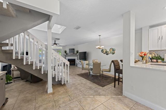 1672 WATERMARK CIRCLE NE, St Petersburg, FL 33702