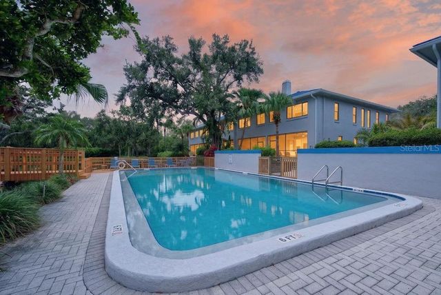 1672 WATERMARK CIRCLE NE, St Petersburg, FL 33702
