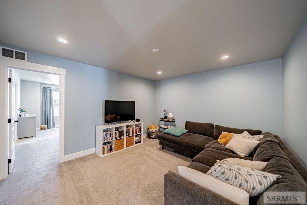 Image 12 of property listing at 1388 Remington Trail, Ammon, ID 83406