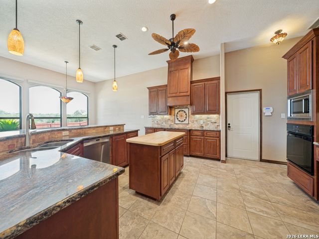 201 Abrego Lake, Floresville, TX 78114