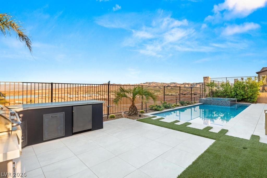 Image 10 of property listing at 36 Thorn Creek Street, Henderson, NV 89011