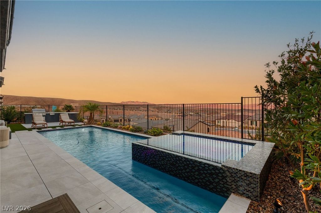 Image 6 of property listing at 36 Thorn Creek Street, Henderson, NV 89011