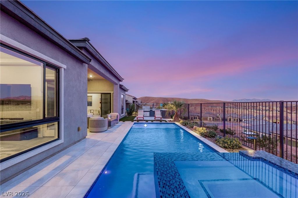 Image 8 of property listing at 36 Thorn Creek Street, Henderson, NV 89011
