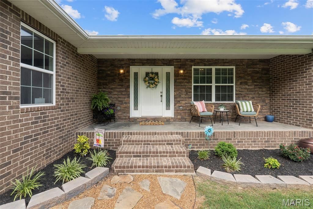 Image 2 of property listing at 100 Stull Drive, Benton, MO 63736