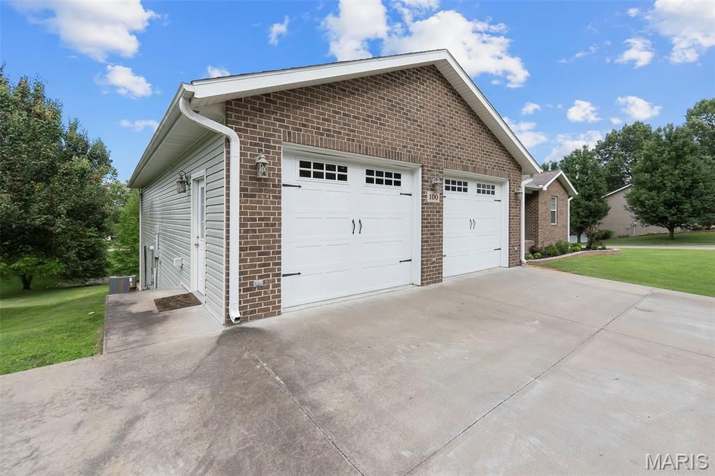Image 3 of property listing at 100 Stull Drive, Benton, MO 63736