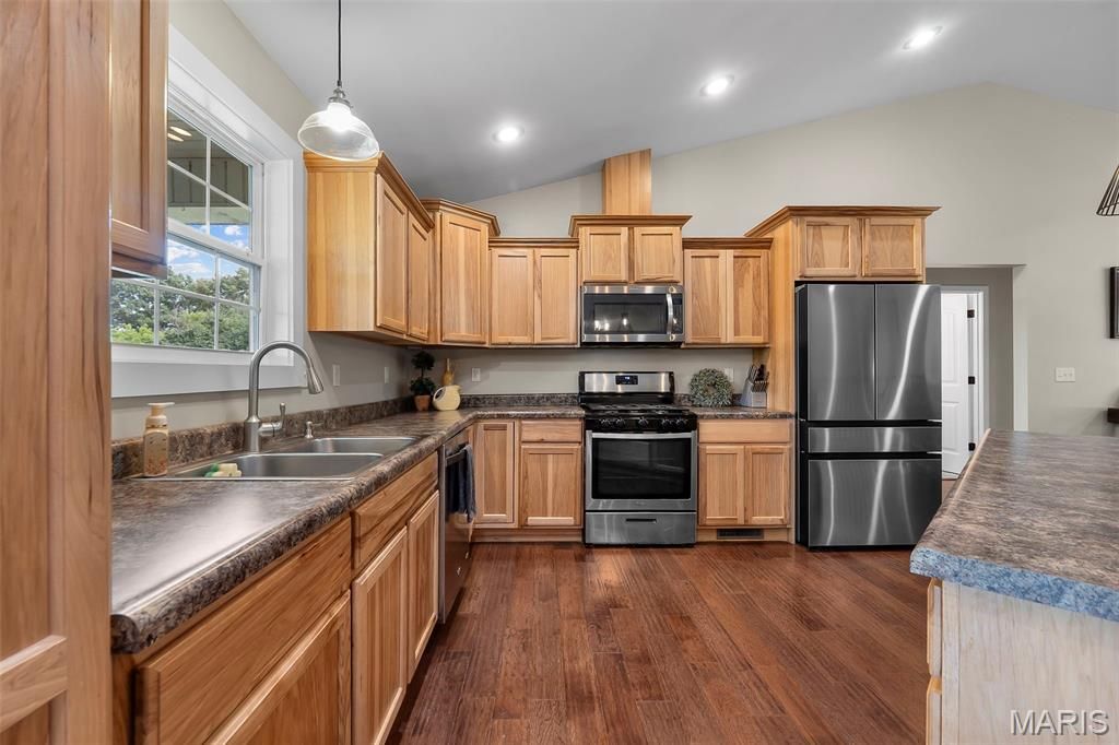 Image 21 of property listing at 100 Stull Drive, Benton, MO 63736