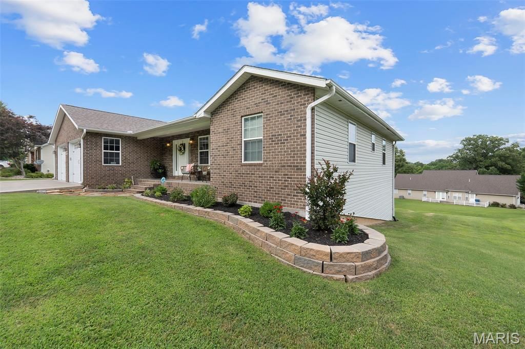 Image 4 of property listing at 100 Stull Drive, Benton, MO 63736
