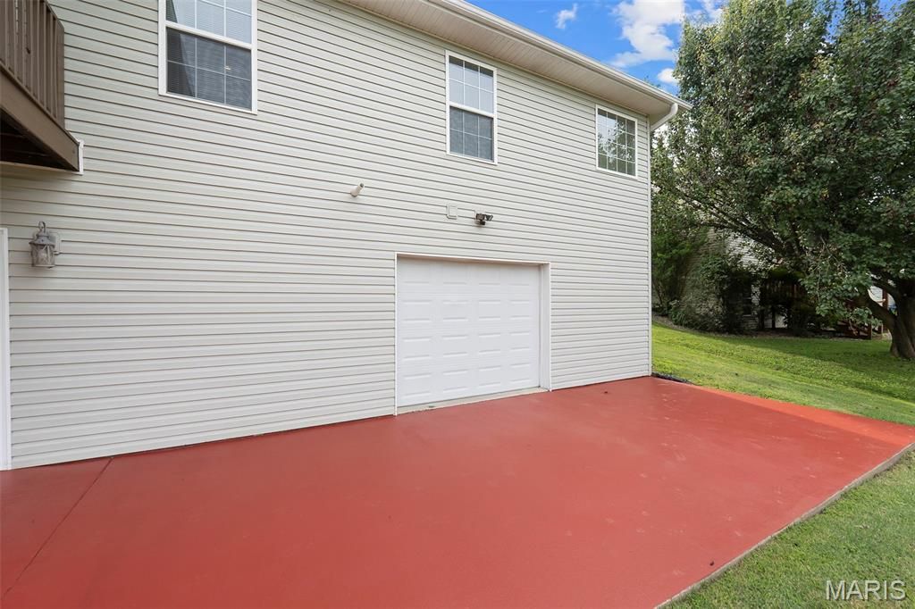 Image 8 of property listing at 100 Stull Drive, Benton, MO 63736