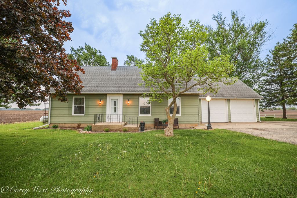 Image 1 of property listing at 8994 Illinois Route 64, Sycamore, IL 60178