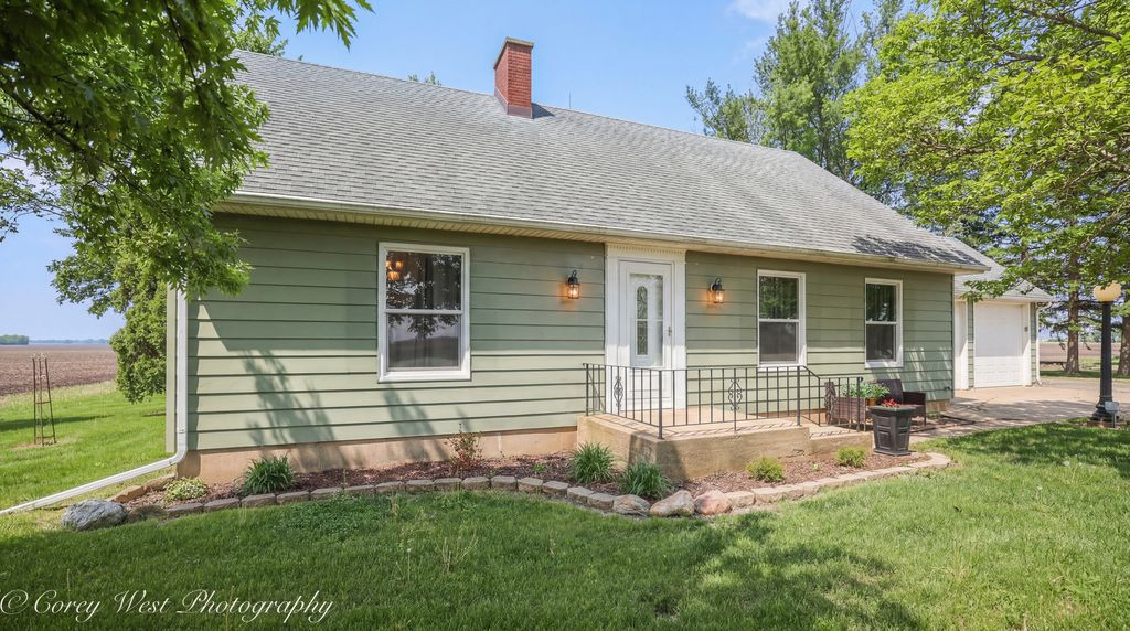 Image 2 of property listing at 8994 Illinois Route 64, Sycamore, IL 60178