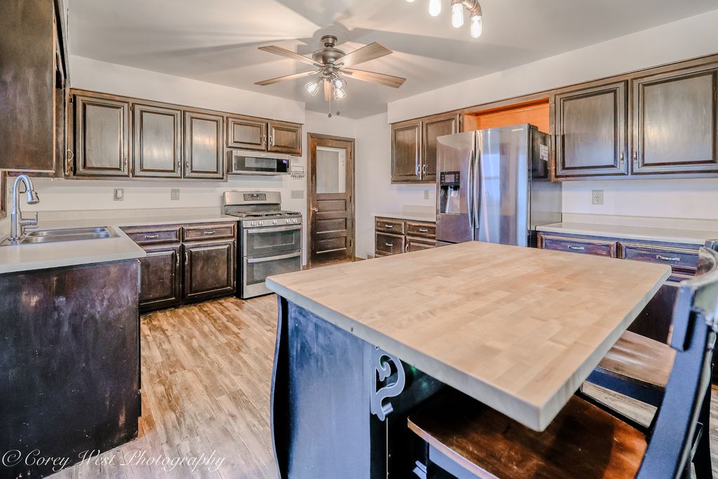 Image 12 of property listing at 8994 Illinois Route 64, Sycamore, IL 60178