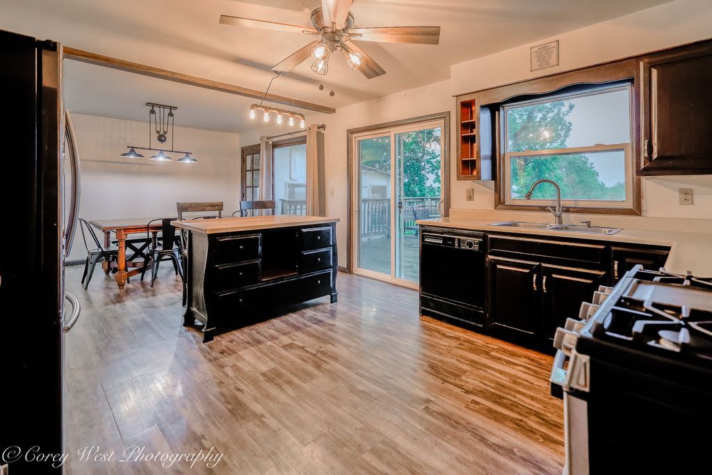 Image 13 of property listing at 8994 Illinois Route 64, Sycamore, IL 60178