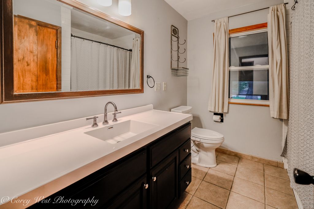 Image 14 of property listing at 8994 Illinois Route 64, Sycamore, IL 60178