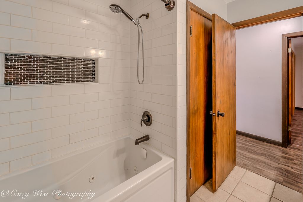 Image 15 of property listing at 8994 Illinois Route 64, Sycamore, IL 60178