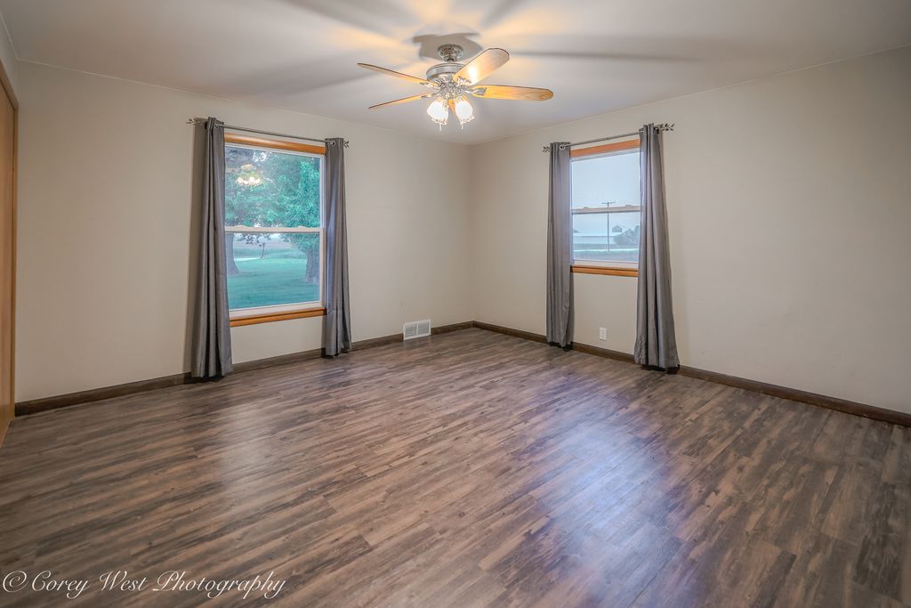Image 17 of property listing at 8994 Illinois Route 64, Sycamore, IL 60178