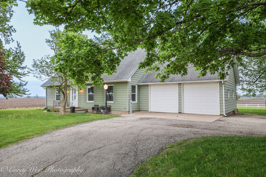 Image 3 of property listing at 8994 Illinois Route 64, Sycamore, IL 60178