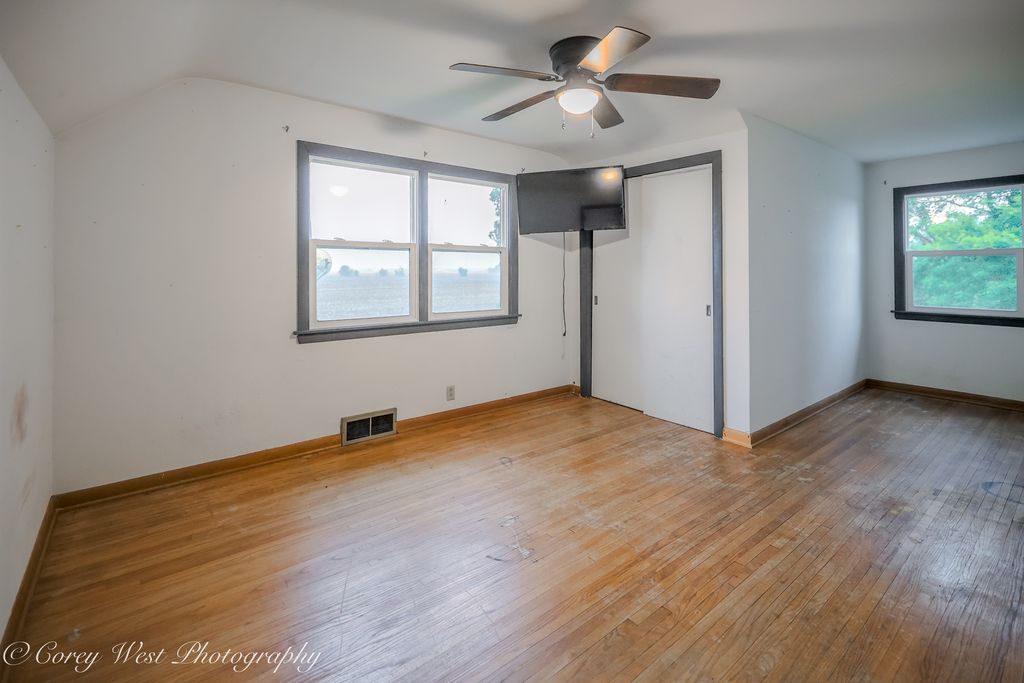 Image 25 of property listing at 8994 Illinois Route 64, Sycamore, IL 60178