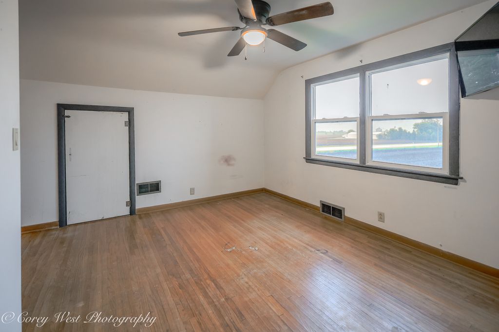 Image 26 of property listing at 8994 Illinois Route 64, Sycamore, IL 60178