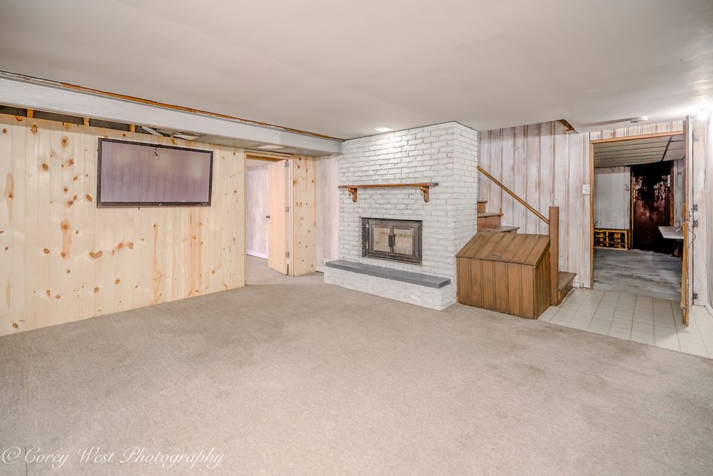 Image 27 of property listing at 8994 Illinois Route 64, Sycamore, IL 60178